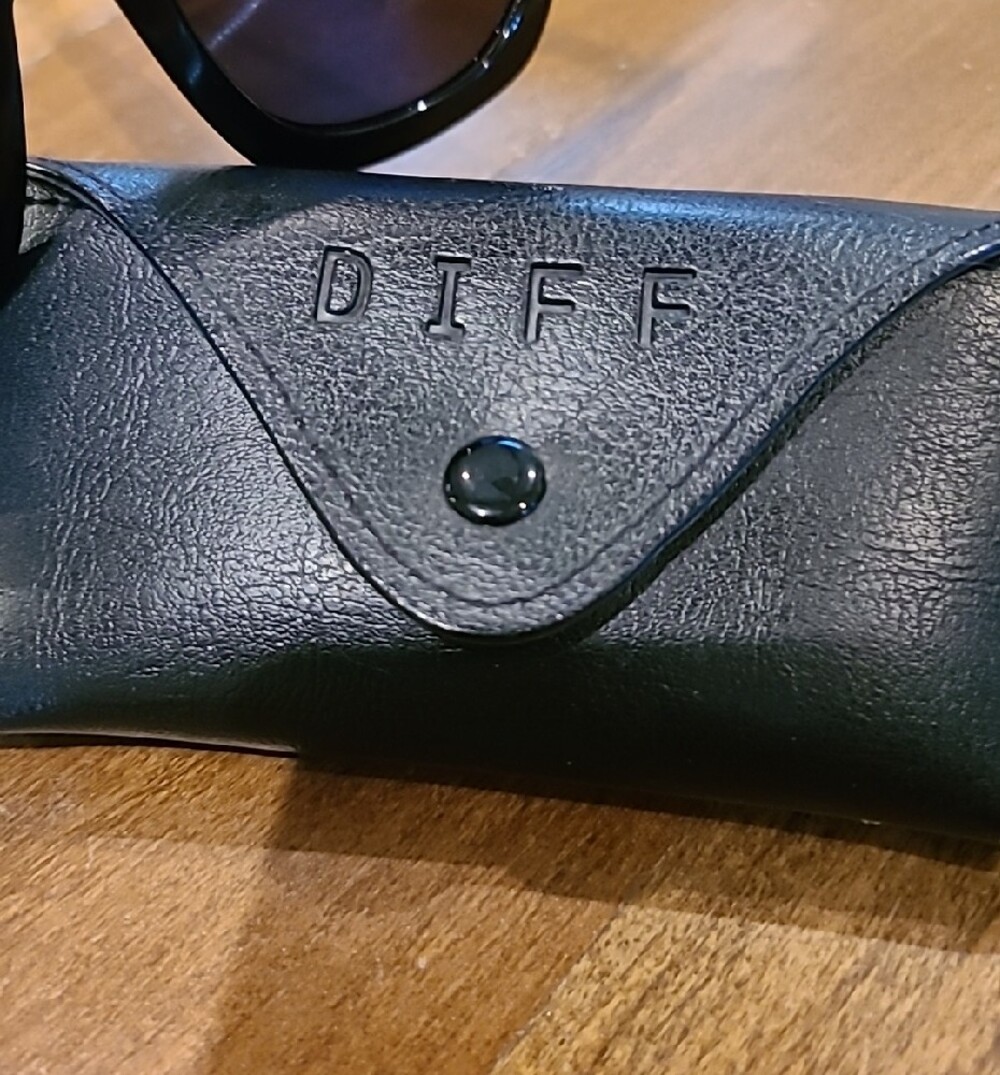 Diff Carson Polarized Eyewear Black Sunglasses with Black Case - Picture 2 of 7